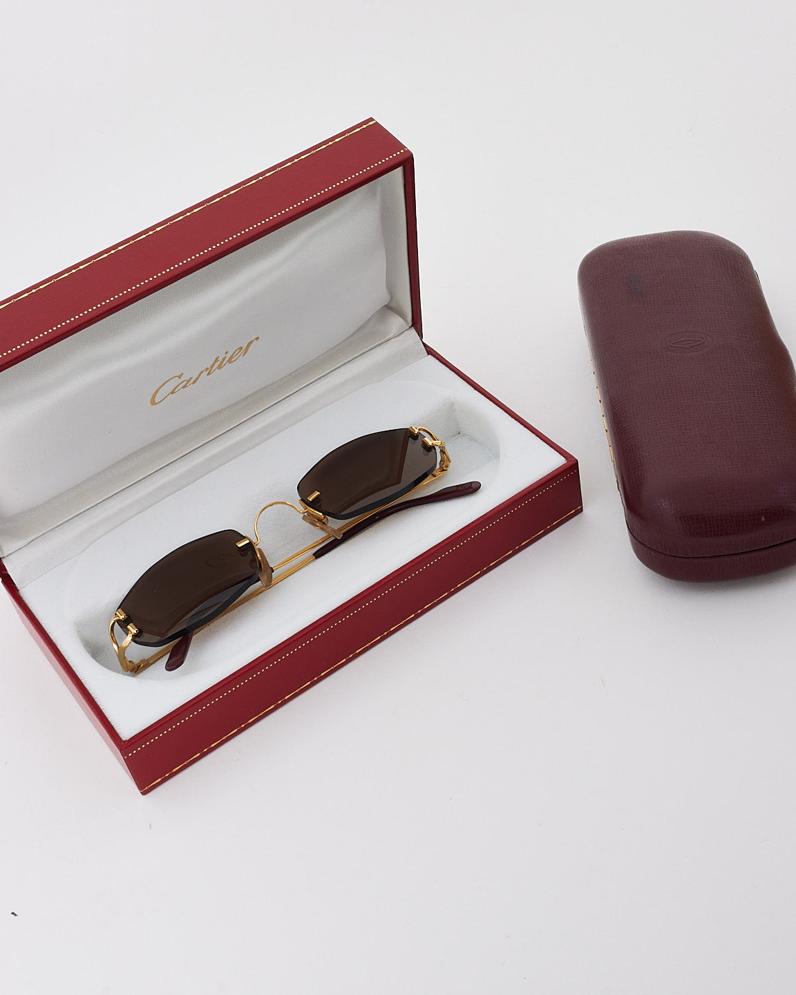 Cartier Petites lunettes de soleil sans monture à verres rectangulaires dorés et noirs