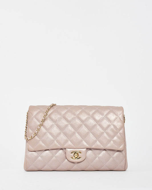 Sac à bandoulière à rabat simple en cuir de veau métallisé rose irisé Chanel