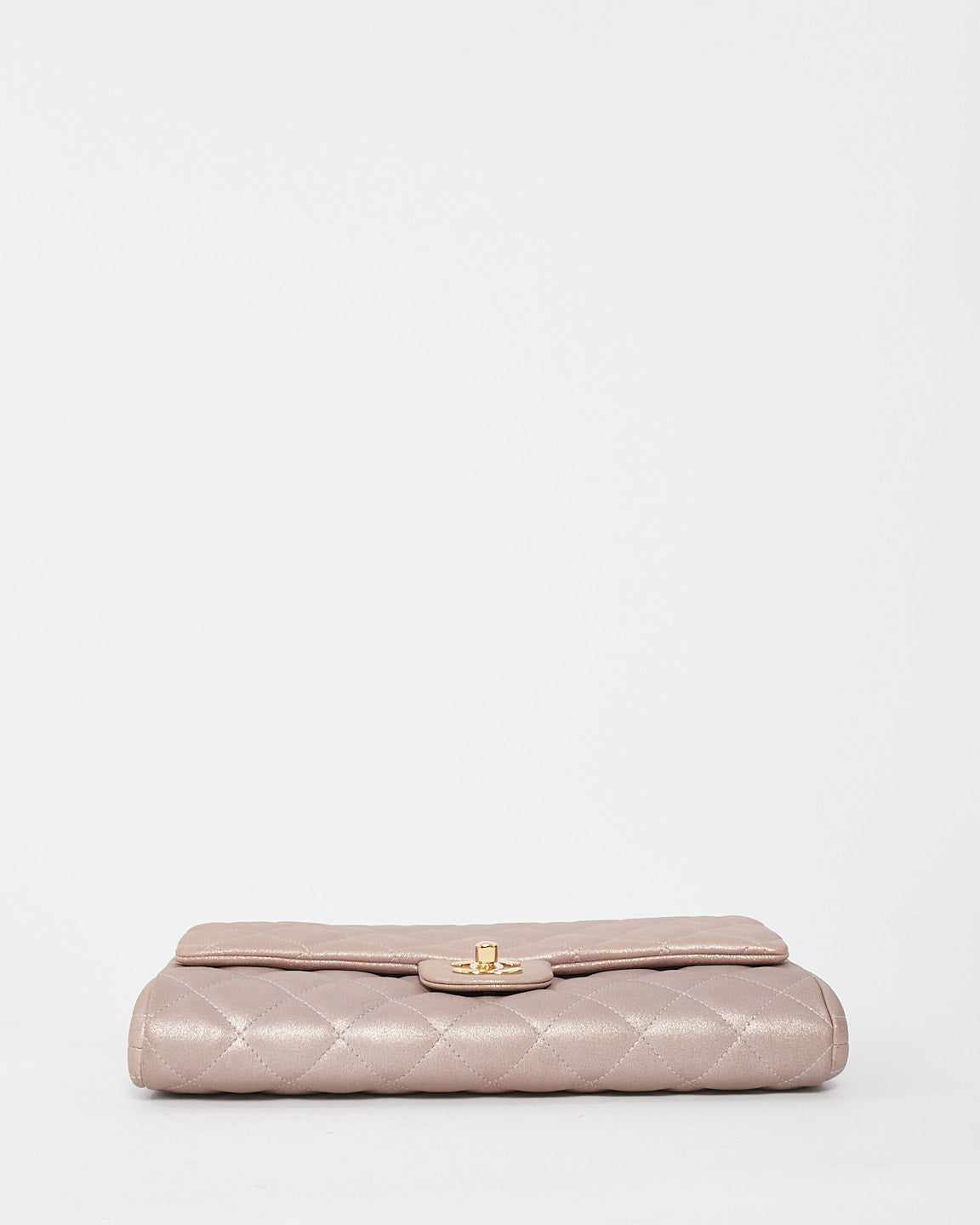 Sac à bandoulière à rabat simple en cuir de veau métallisé rose irisé Chanel