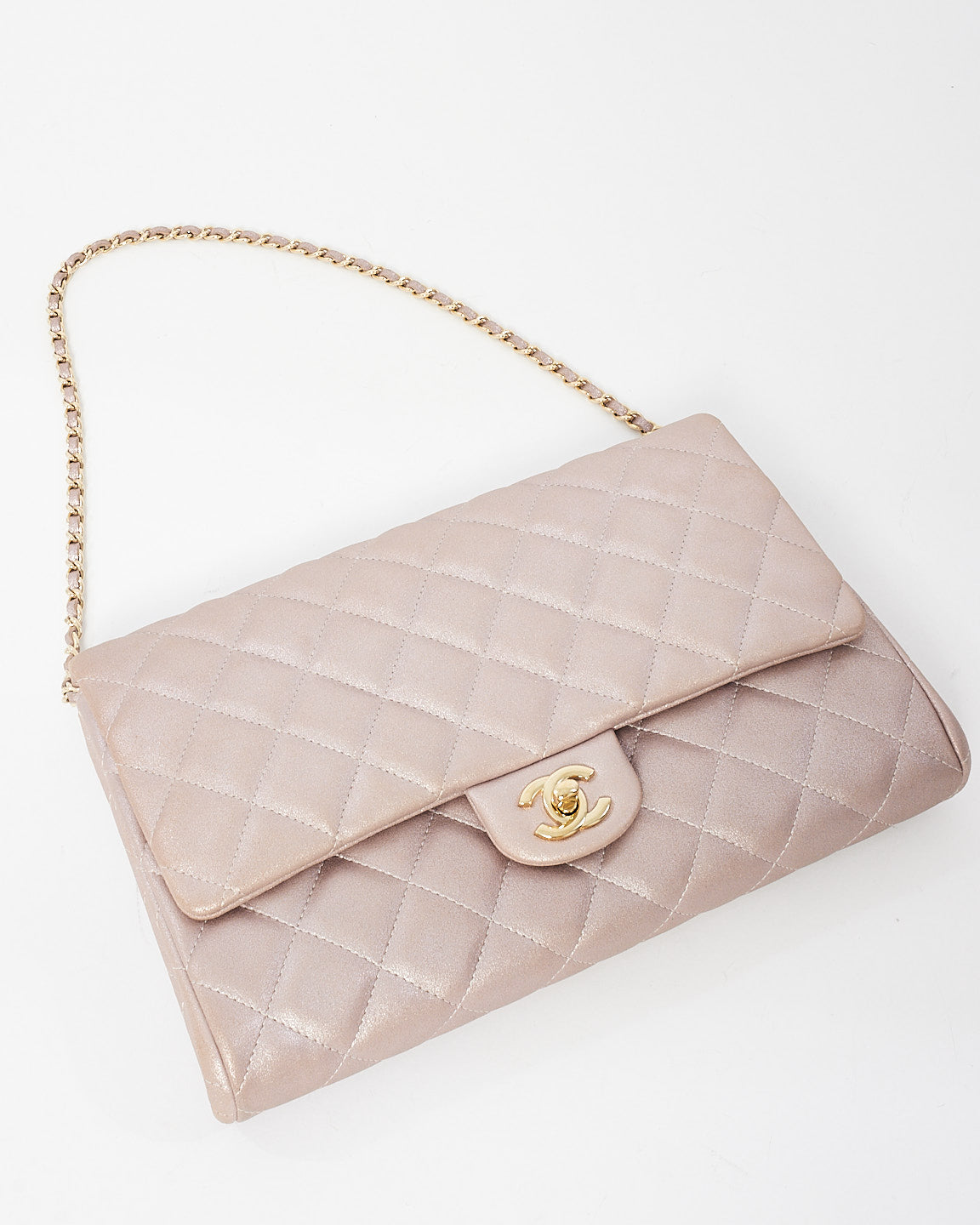 Sac à bandoulière à rabat simple en cuir de veau métallisé rose irisé Chanel