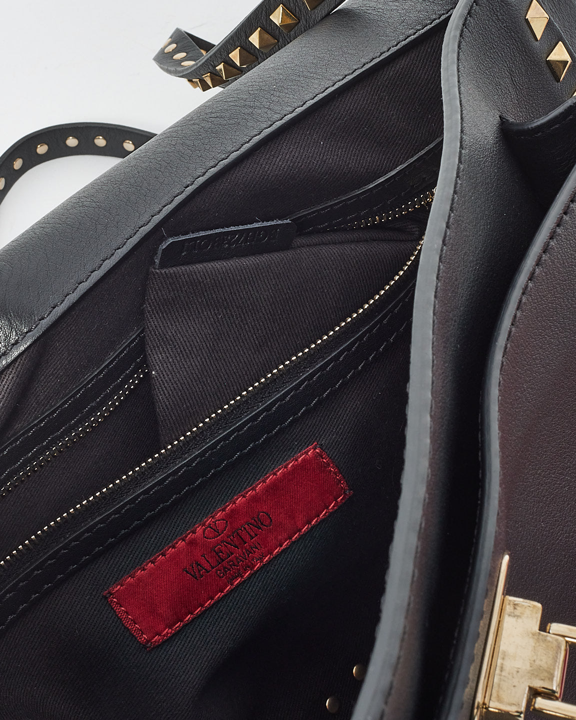 Sac à bandoulière Rockstud à rabat en cuir noir avec poche avant Valentino