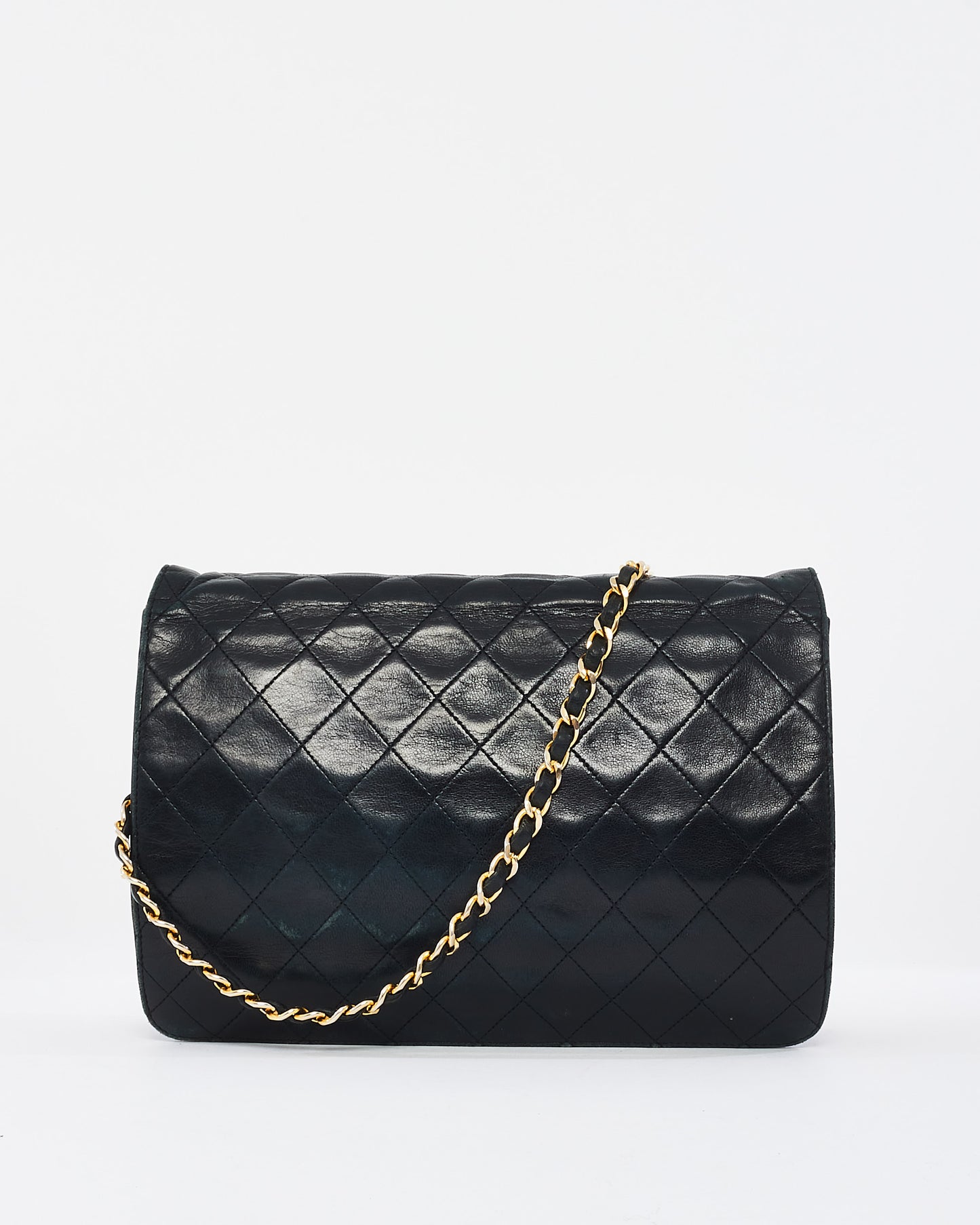 Sac à rabat simple en cuir d
agneau matelassé noir vintage Chanel