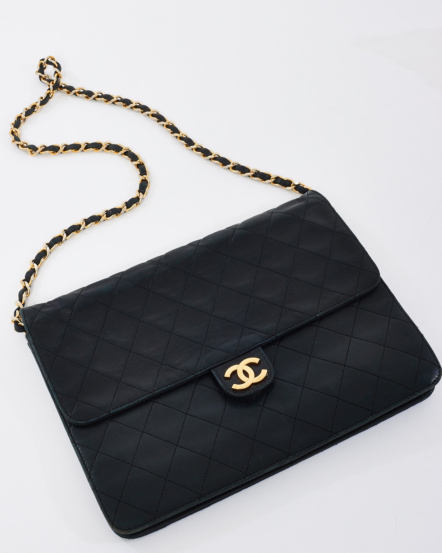 Sac à rabat simple en cuir d
agneau matelassé noir vintage Chanel