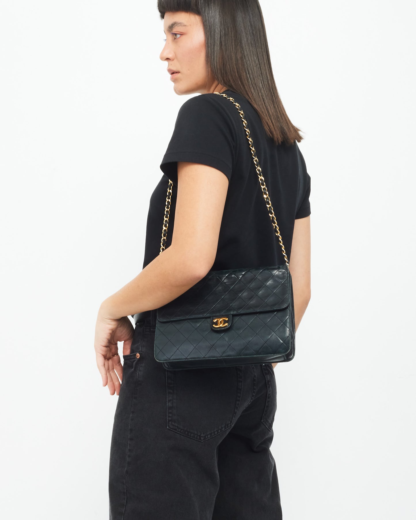 Sac à rabat simple en cuir d
agneau matelassé noir vintage Chanel