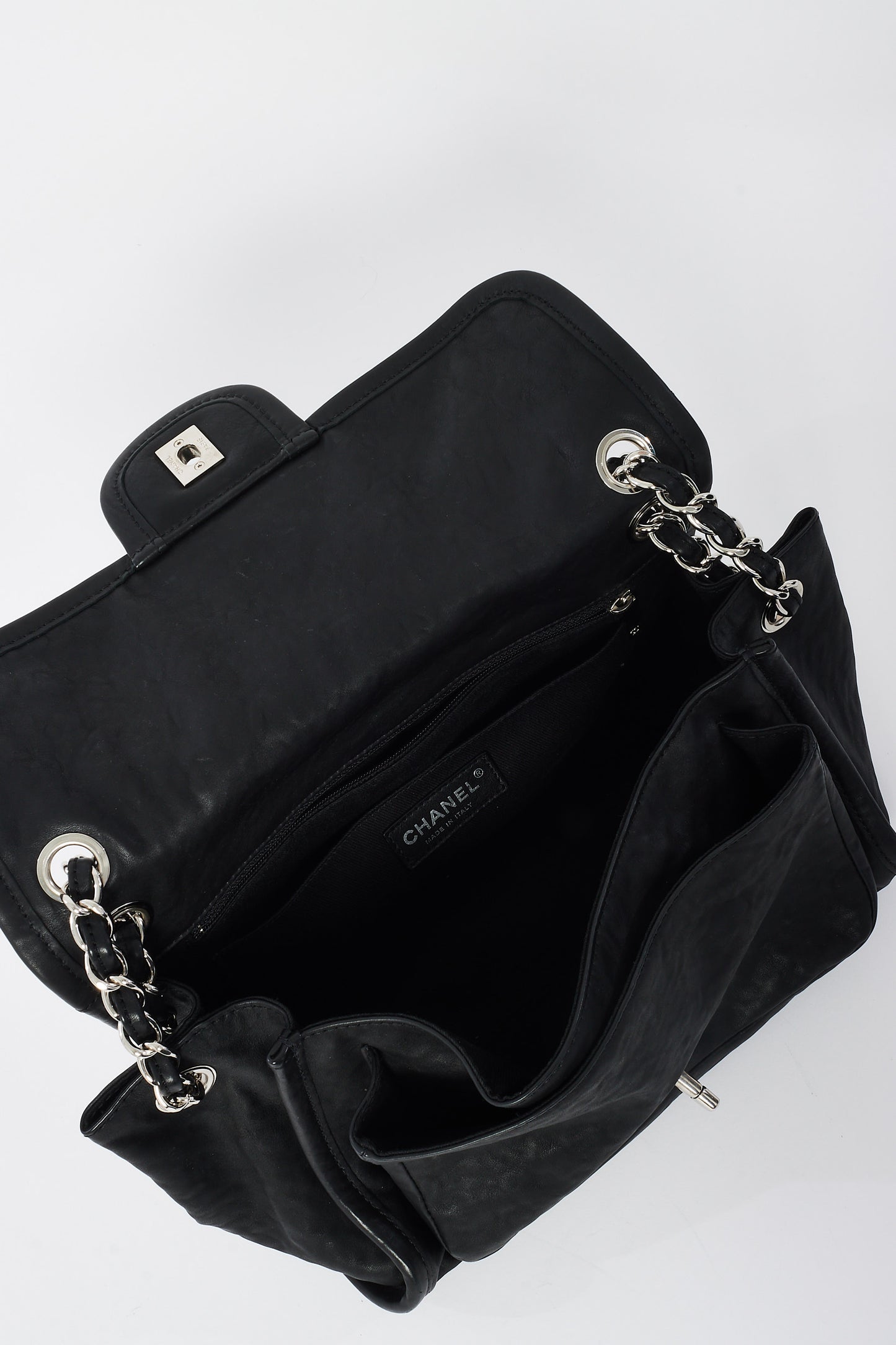 Sac à rabat à double poche en cuir de veau noir Chanel SHW