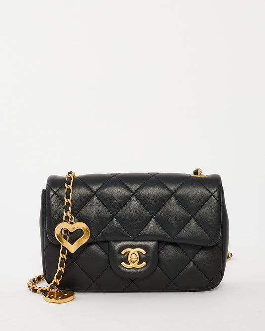 Mini sac à rabat CC et breloque cœur en cuir d
agneau noir Chanel GHW