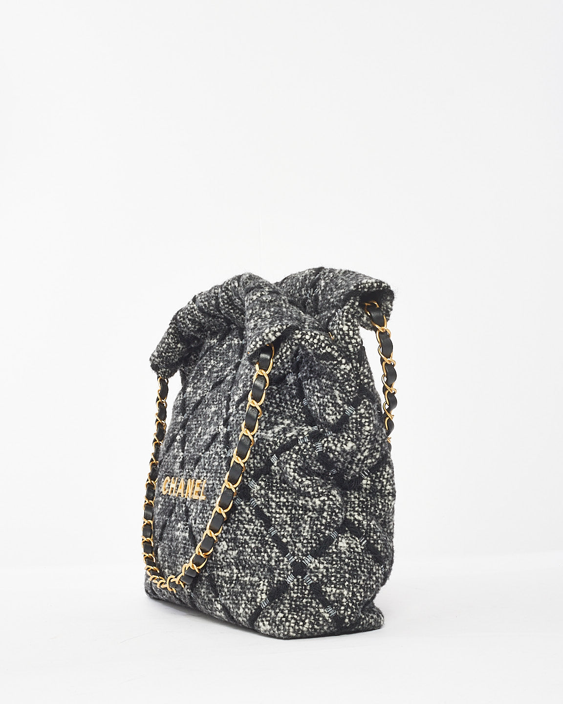 Sac Chanel 22 en tweed noir et écru