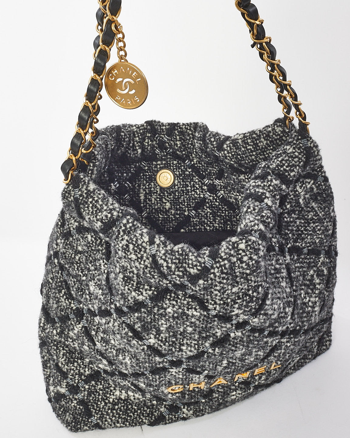 Sac Chanel 22 en tweed noir et écru