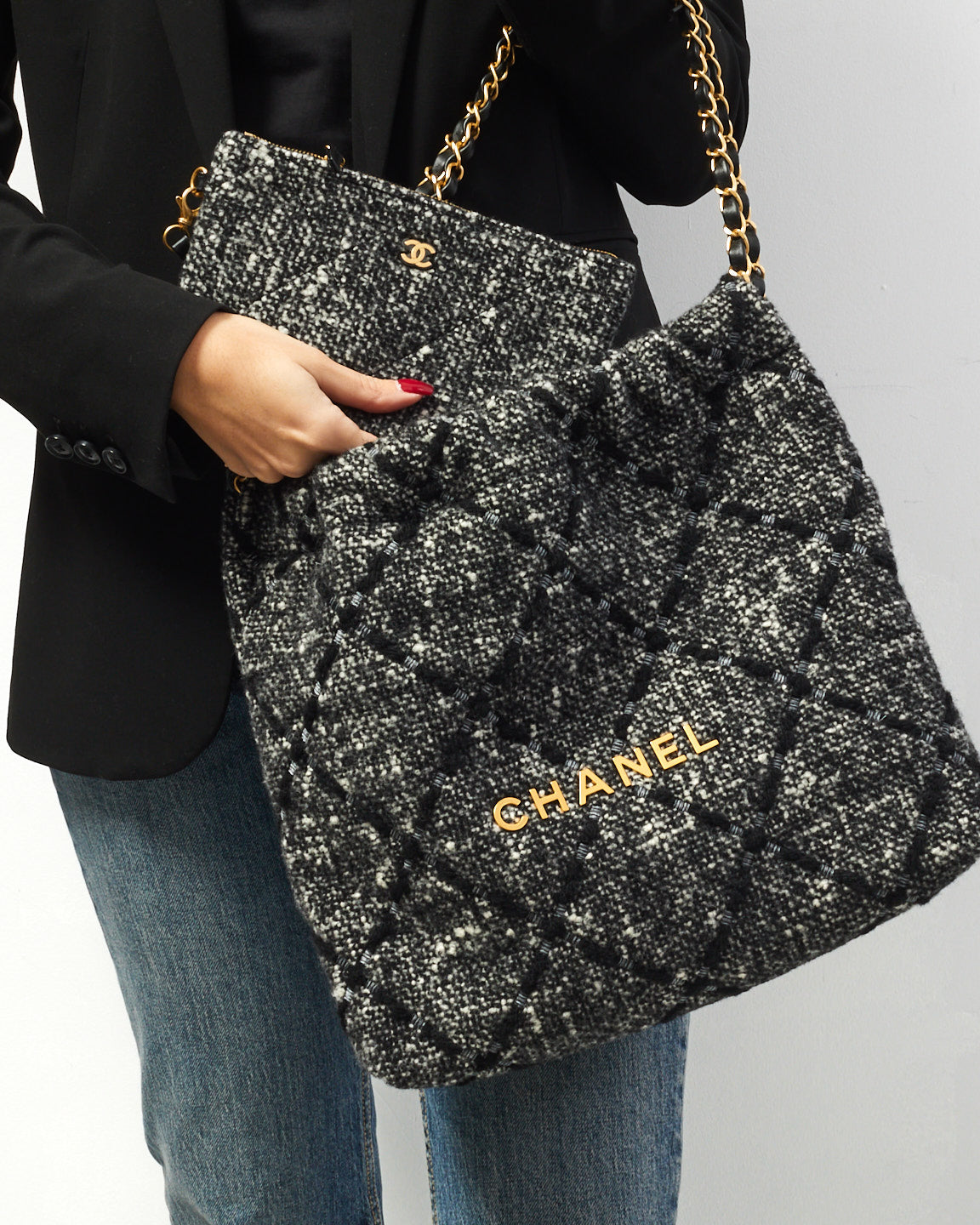 Sac Chanel 22 en tweed noir et écru