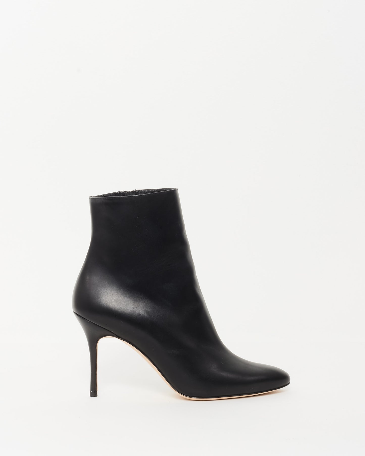 Manolo Blahnik Black Leather Insopo Ankle Booties - 37