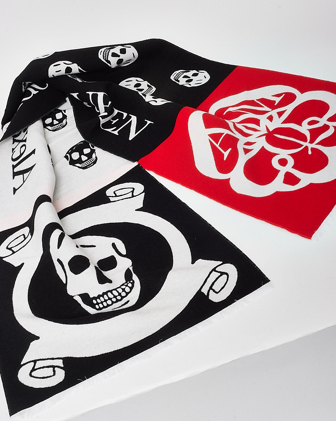 Alexander McQueen Black, White 
Red Skull Knit Logo Scarf