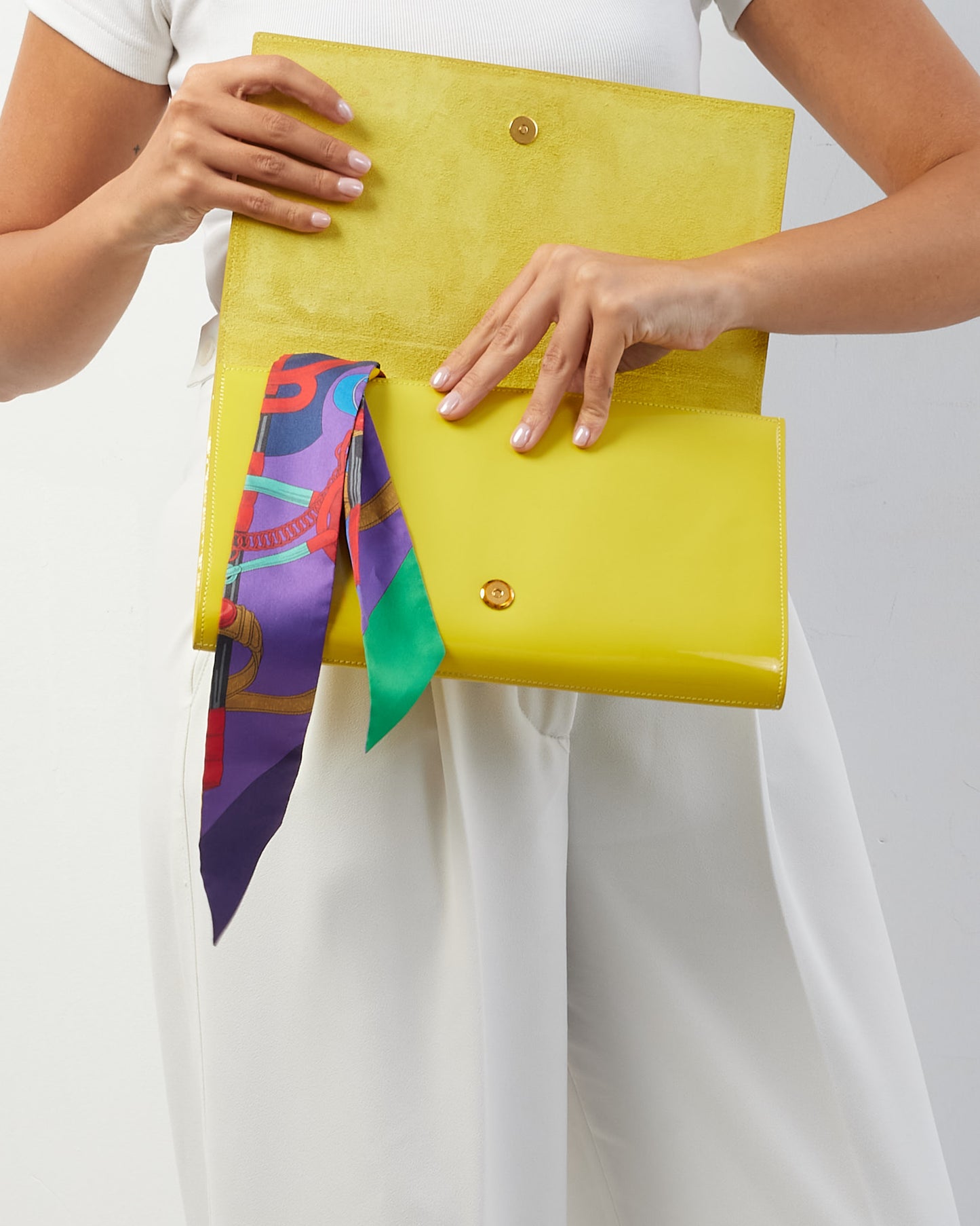 Hermès Violet Jaune Vert Silk Eperon D
Or Silk Twilly