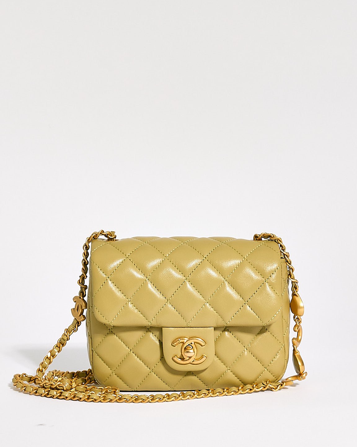 Mini sac à rabat en cuir d
agneau vert clair Chanel avec chaîne à breloques cœur Coco