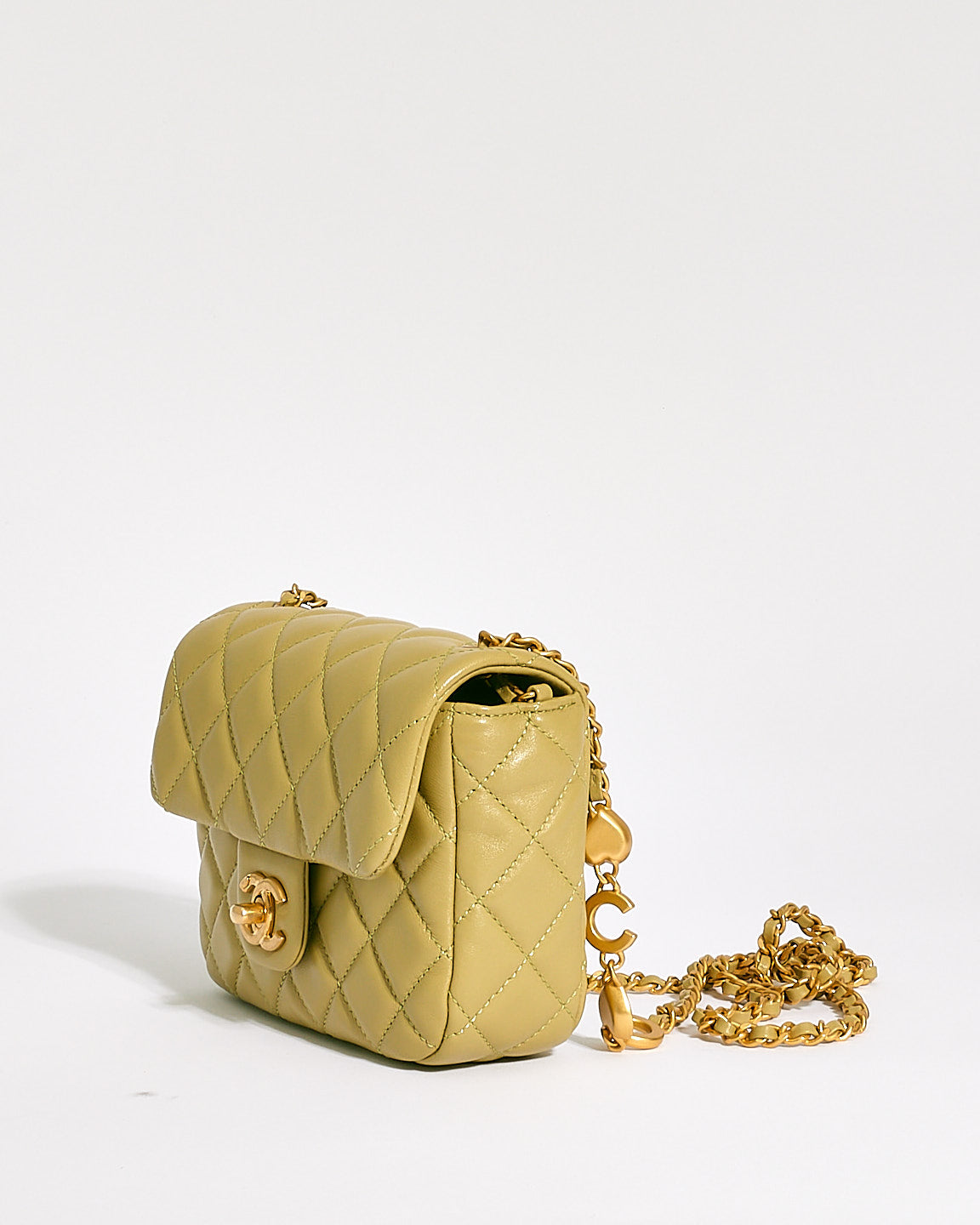 Mini sac à rabat en cuir d
agneau vert clair Chanel avec chaîne à breloques cœur Coco