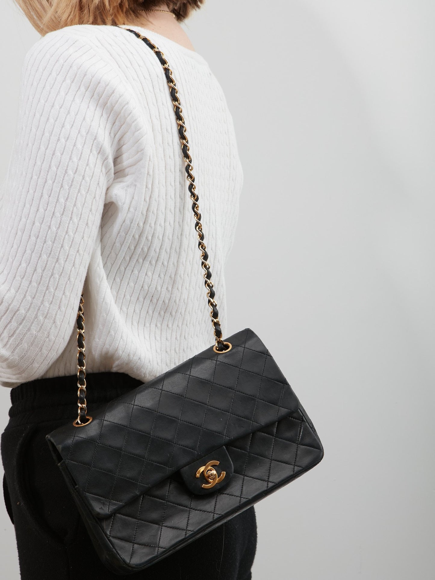 Sac à double rabat classique moyen en cuir d
agneau noir vintage Chanel GHW