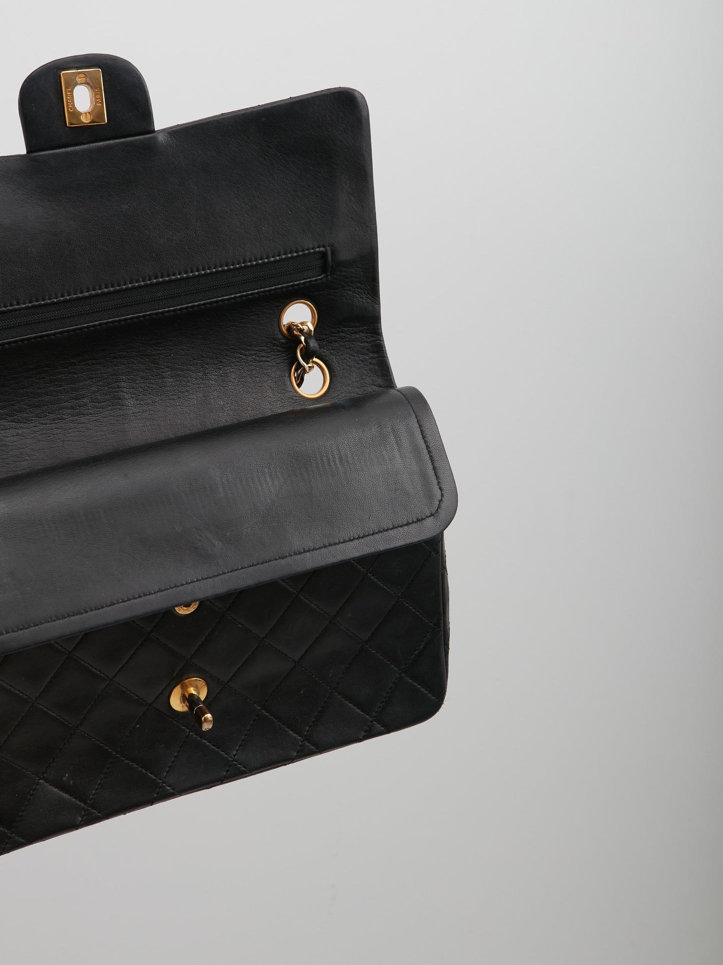 Sac à double rabat classique moyen en cuir d
agneau noir vintage Chanel GHW