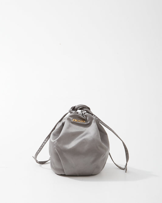 Mini sac seau en satin gris Prada