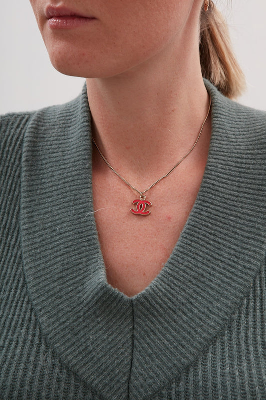 Collier avec logo CC en émail fuchsia et or Chanel